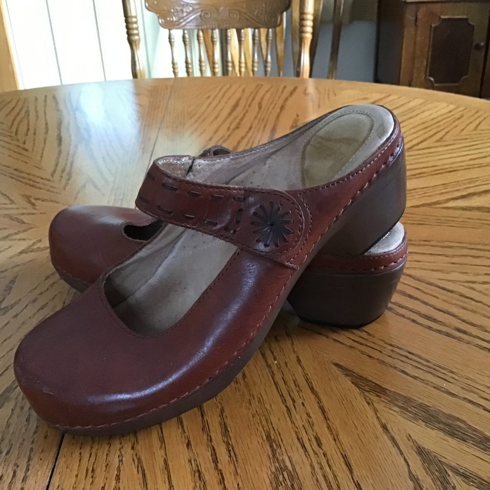 WOMEN'S  DANSKO  8.5 US    39 EURO